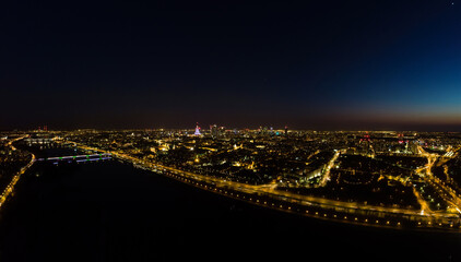 Warszawa nocą rozświetlona przez uliczne latarnie, nocny krajobraz z lotu ptaka - obrazy, fototapety, plakaty
