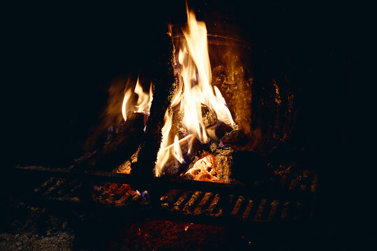 feu de bûches dans une cheminée ancienne 