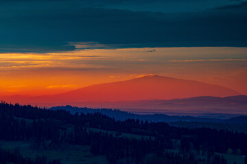 the colors of the setting sun in the mountains - obrazy, fototapety, plakaty
