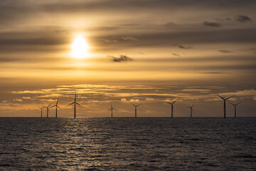 Offshore Windpark in der Nordsee bei Sonnenuntergang