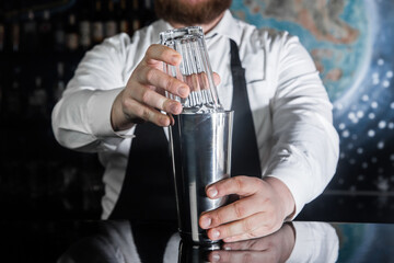Professional Bartender Hand Covers Glass Glass Tool for Mixing and Making Alcoholic Cocktails Metal Shaker