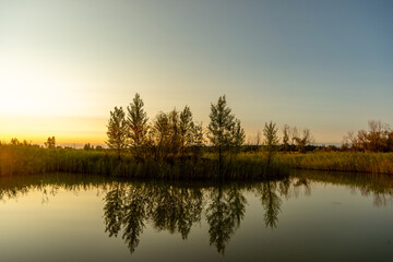 Obraz na płótnie Canvas sunrise over the lake