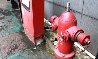 Fire hydrant is a public facility. Currently, there are many public places such as amusement parks, malls, roads, factories, buildings, markets, even houses in urban areas to villages