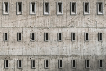 viele kleine rechteckige Öffnungen in der Fasade eines Bauwerks . Fenstereihen eines Bunkers