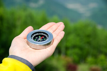 손과 나침반
