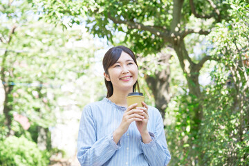 女性　飲み物　屋外