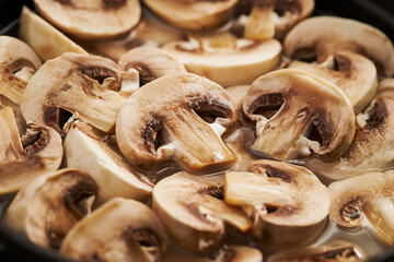Thinly sliced mushroom rice, stone pot rice