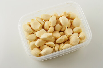 fresh peeled garlic in a bowl