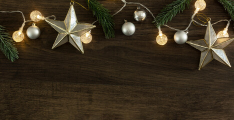 Background of the nostalgic electric bulb with fir tree branches and ornaments on the board. Winter or Christmas frame material. ボードの上のレトロな電球とモミの木の枝とオーナメントの背景素材。冬またはクリスマスのフレーム素材