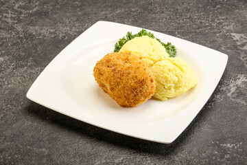 Crispy chicken cutlet with mashed potato