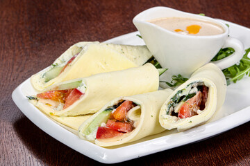 Cheese roll with vegetables and sauce
