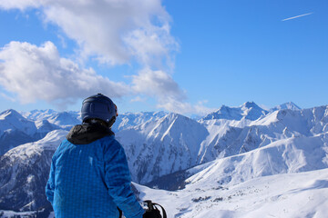 Fototapeta na wymiar Skifahrer genießt die Aussicht