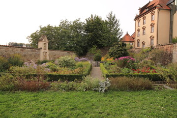 Blick in den Klostergarten von Kloster Kirchberg im Herbst