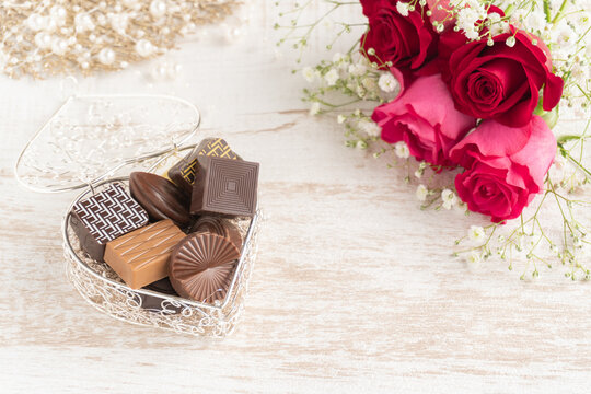 バレンタインのチョコとバラの花束