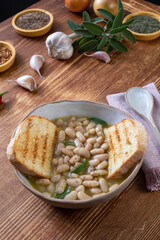fagioli  bianchi bolliti con bruschette di pane