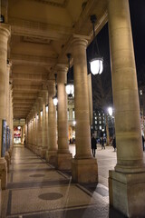 Galerie à colonnes la nuit à Paris, France