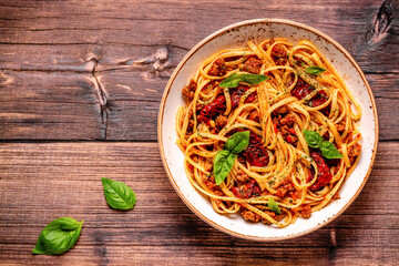 Pasta with bolognese sauce and sun-dried tomatoes
