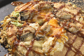 ホットプレートの上の牡蠣のお好み焼き