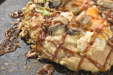 ホットプレートの上の牡蠣のお好み焼き