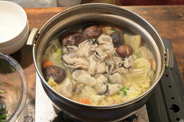 テーブルの上の牡蠣の寄せ鍋