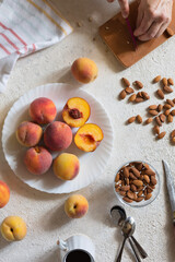 Grilling peaches with almonds and ice cream