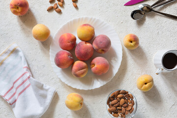 Grilling peaches with almonds and ice cream