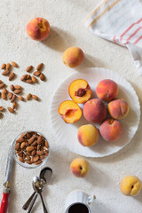 Grilling peaches with almonds and ice cream