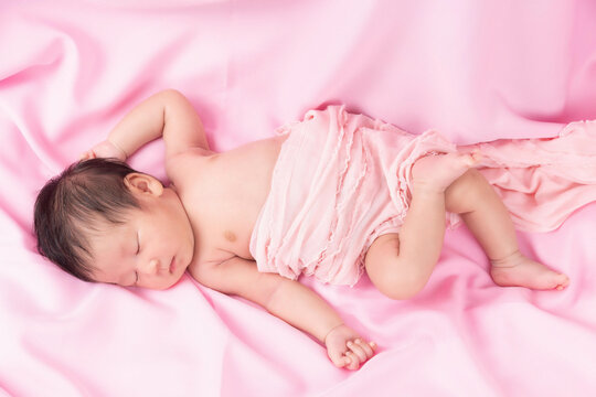 Portrait photography sleeping newborn baby.