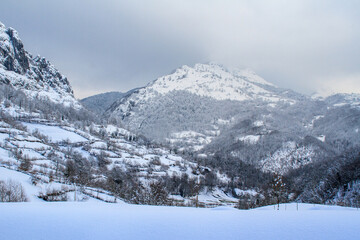 Fototapeta na wymiar Asturias con nieve