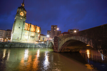 Fototapeta na wymiar San Anton church and bridge in Bilbao at dusk