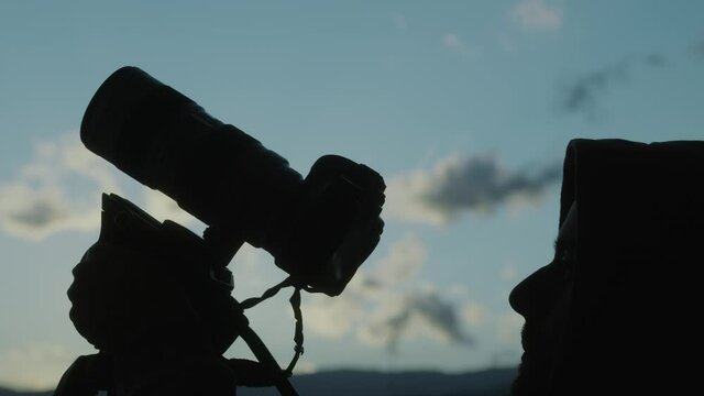 Ragazzo scatta fotografie alla luna