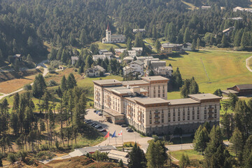 Fototapeta na wymiar Blick über Maloja am gleichnamigen Pass mit Maloja Palace und Chiesa Blanca