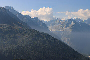 Wildromantische Alpenlandschaft am Malojapass; Blick von Nordosten ins Bergell mit der Staumauer des Albignasee