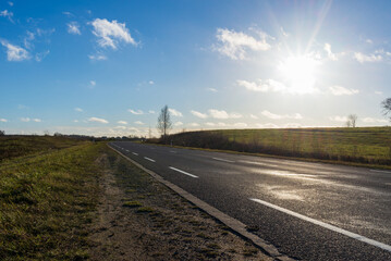 Obraz premium Empty asphalt road and sun rising or sunset at skyline.Old asphalt road going to the sunset.