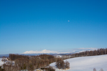 冬の晴れた日の雪山と月　大雪山

