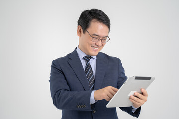 タブレットを持って喜ぶ男性・白背景