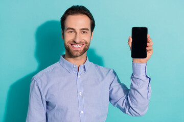 Naklejka premium Photo of retail assistant manager demonstrate new device empty space app wear violet shirt isolated teal color background