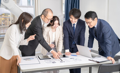 オフィスで多様な世代のミーティングビジネスシーン