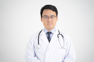 Fototapeta premium パソコン画面越しにオンライン診療で説明する男性医師イメージ・白背景