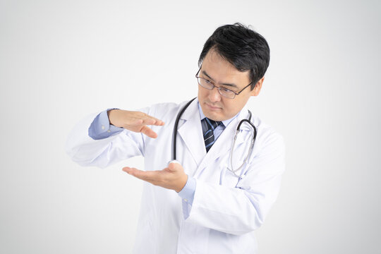 パソコン画面越しにオンライン診療で説明する男性医師イメージ・白背景