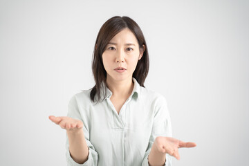 両手でサービスを真剣に案内する女性ビジネスウーマン・白背景