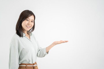 手でサービスを案内する女性ビジネスウーマン・白背景右空き