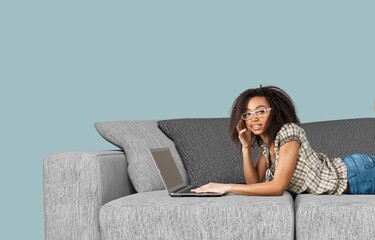 Obraz premium Happy smiling young girl with a laptop computer