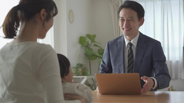 説明・営業・プレゼンをするビジネスマン