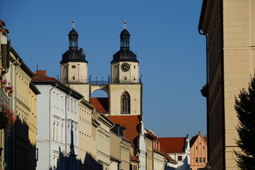 Fototapeta na wymiar Durchblicl zur Stadtkirche in Lutherstadt Wittenberg