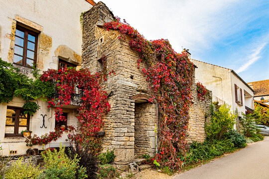Ch&acirc;teauneuf-en-Auxois maison rouge