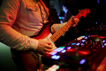 Naklejka premium close-up of an electric guitar in a concert