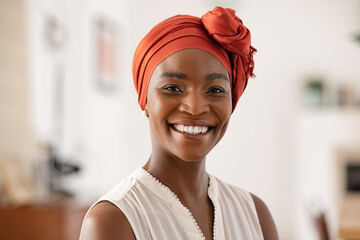 Smiling mature black woman with african headscarf - obrazy, fototapety, plakaty