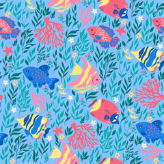 Seamless pattern with fish and sea plants. Vector graphics.