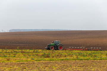 Obraz premium A tractor with a large double plow